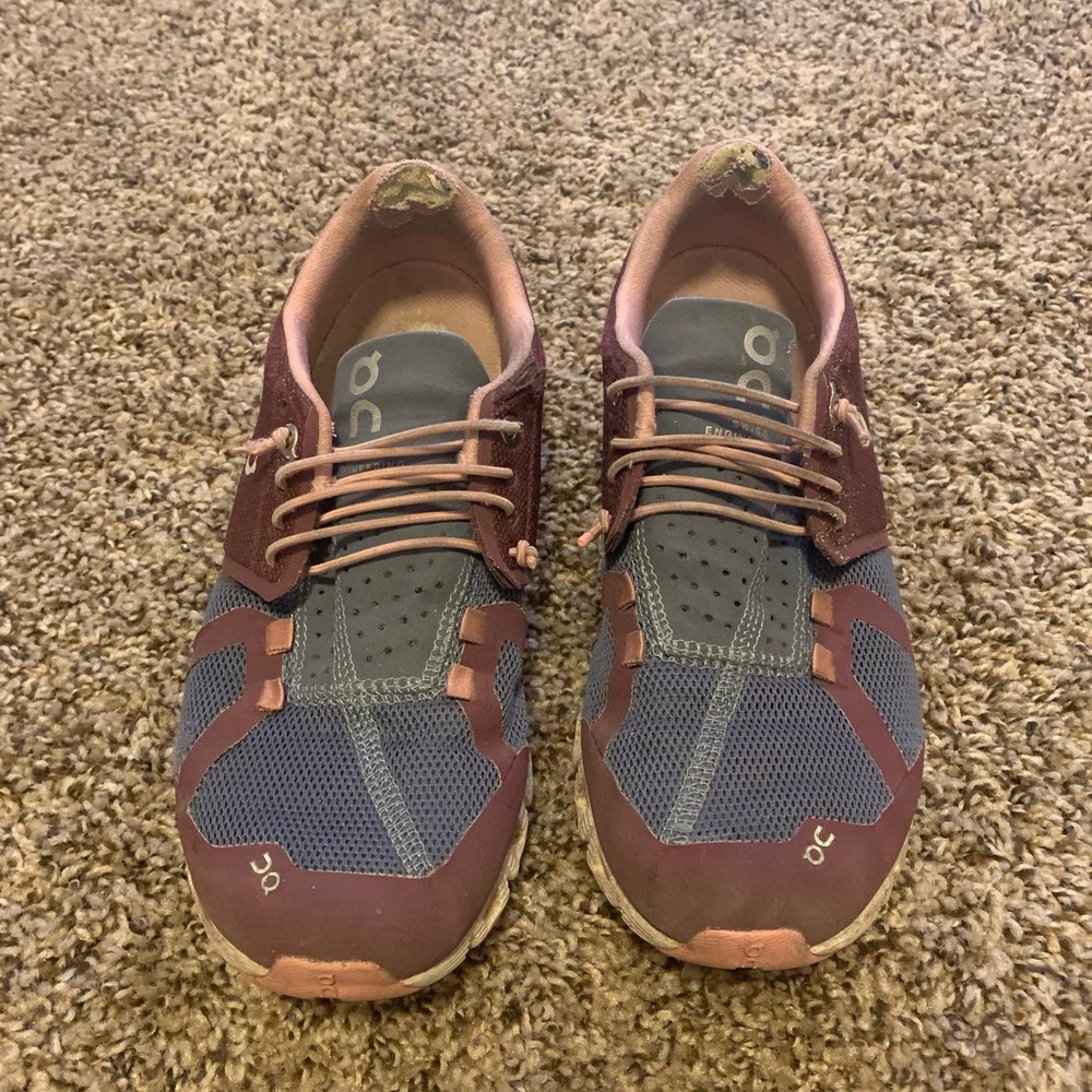 On cloud tennis shoes